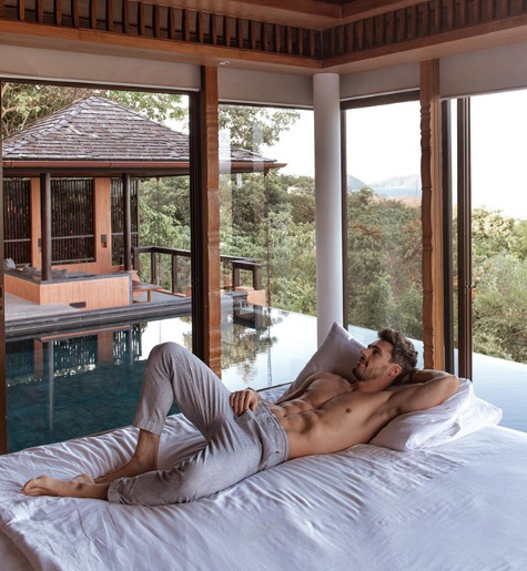 Desayunos en la cama, piscinas infinity, espacios exclusivos… así es <a href="/ebradley_co/">Brad Commerford</a>, un luxury traveler
eljoventintero.com/post/desayunos…