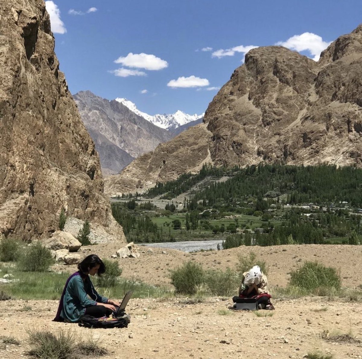 IzmaSiddiqi's tweet photo. Since we’re homebound everyone is using internet from home and that's made it even more difficult for people in GB/AJK to have access good internet. Sudents in lockdown are struggling to attend online classes as they do not have internet in their areas.
#ReleaseSpectrumInAJK https://t.co/9ro9XB5r7G