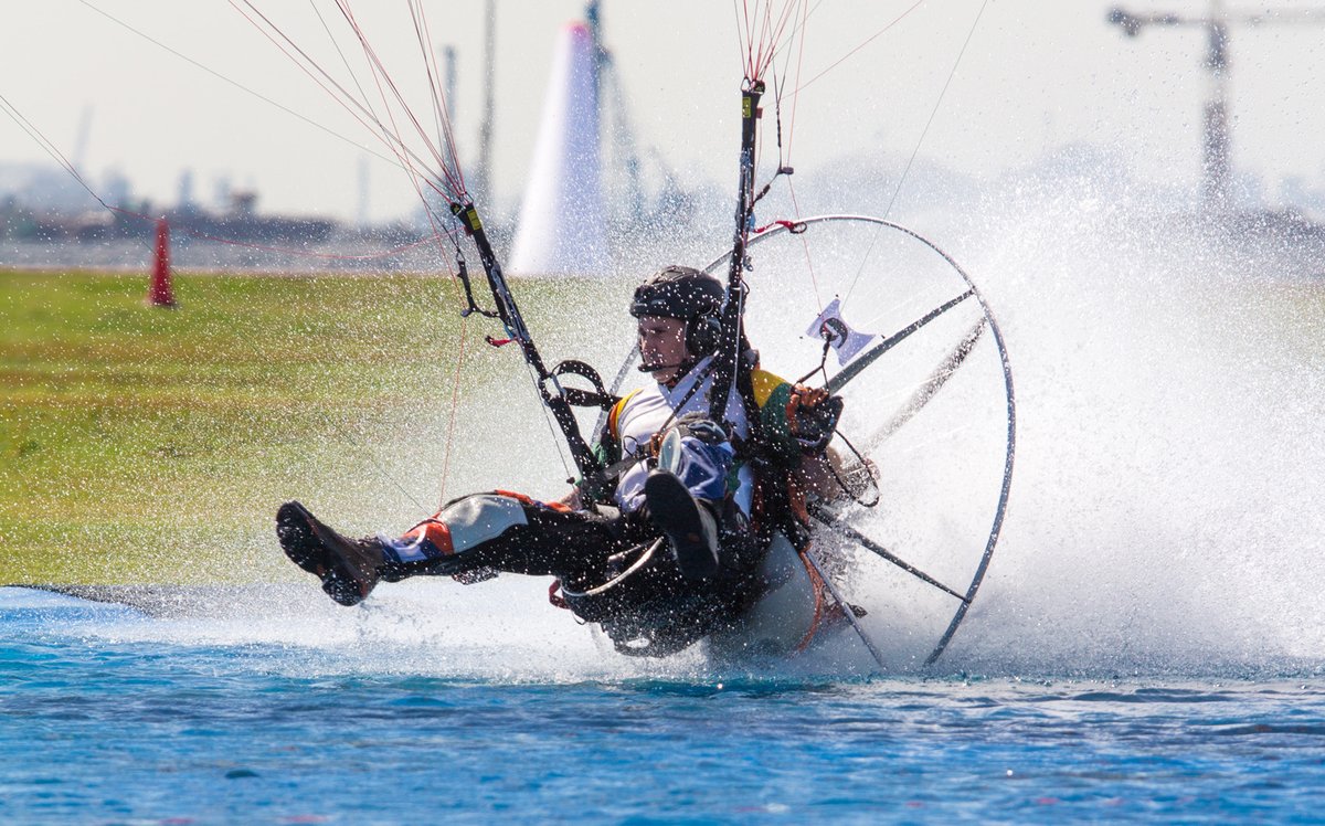 airsports_fai's tweet image. 💧 Too low 👎  
The aim of foot-dragging is to balance power and throttle control so you skim like a swallow over the water. Points are deducted for &quot;bouncing&quot; and losing contact with the water. Get it wrong or you&apos;re in! 
#paramotors #aviation