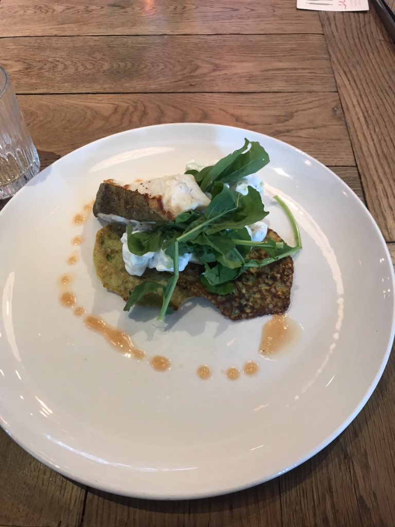 rikvdlinden's tweet photo. Uitreiking eerste #Dordtse #kindermenu met collega @BcmStam. Lekker en gezond! #doeffgezond @ggdzhz https://t.co/idaspG5dl7