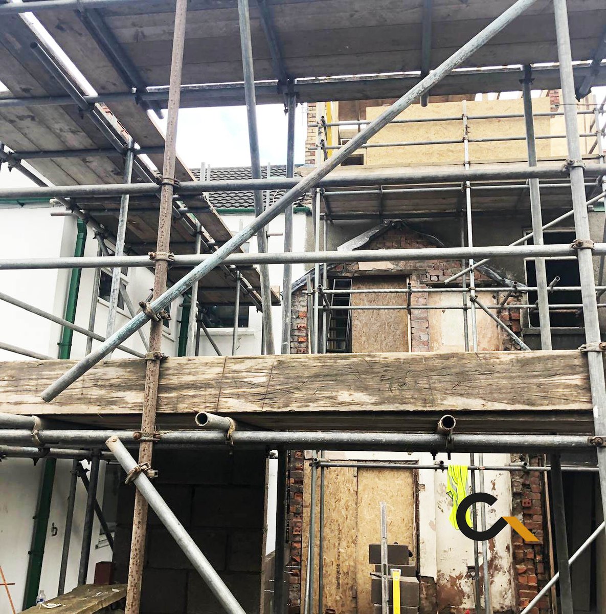 Cerrig_limited's tweet photo. That scaffolding should do it 👍 Our Cerrig team getting stuck in to a double extension. 

For any construction or development work our team can be on hand to advise you anytime, call us on 0800 7797571 or email us hello@cerriglimited.co.uk  

#construction #propertydeveloper https://t.co/7E7AzKNkZe