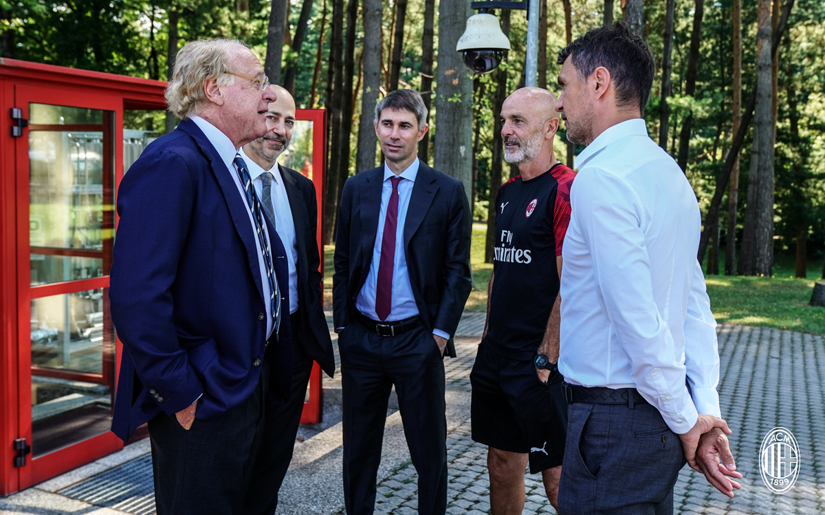 acmilan's tweet photo. #ACMilan, together! 🔴⚫
#SempreMilan https://t.co/kkxX2kXMIS