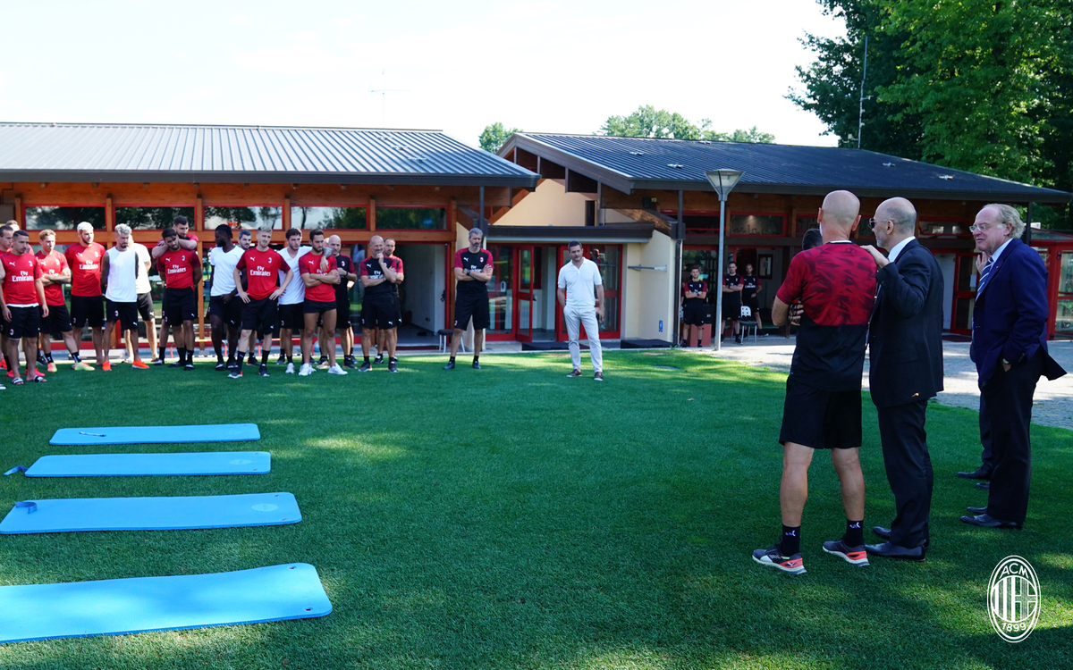 acmilan's tweet photo. #ACMilan, together! 🔴⚫
#SempreMilan https://t.co/kkxX2kXMIS