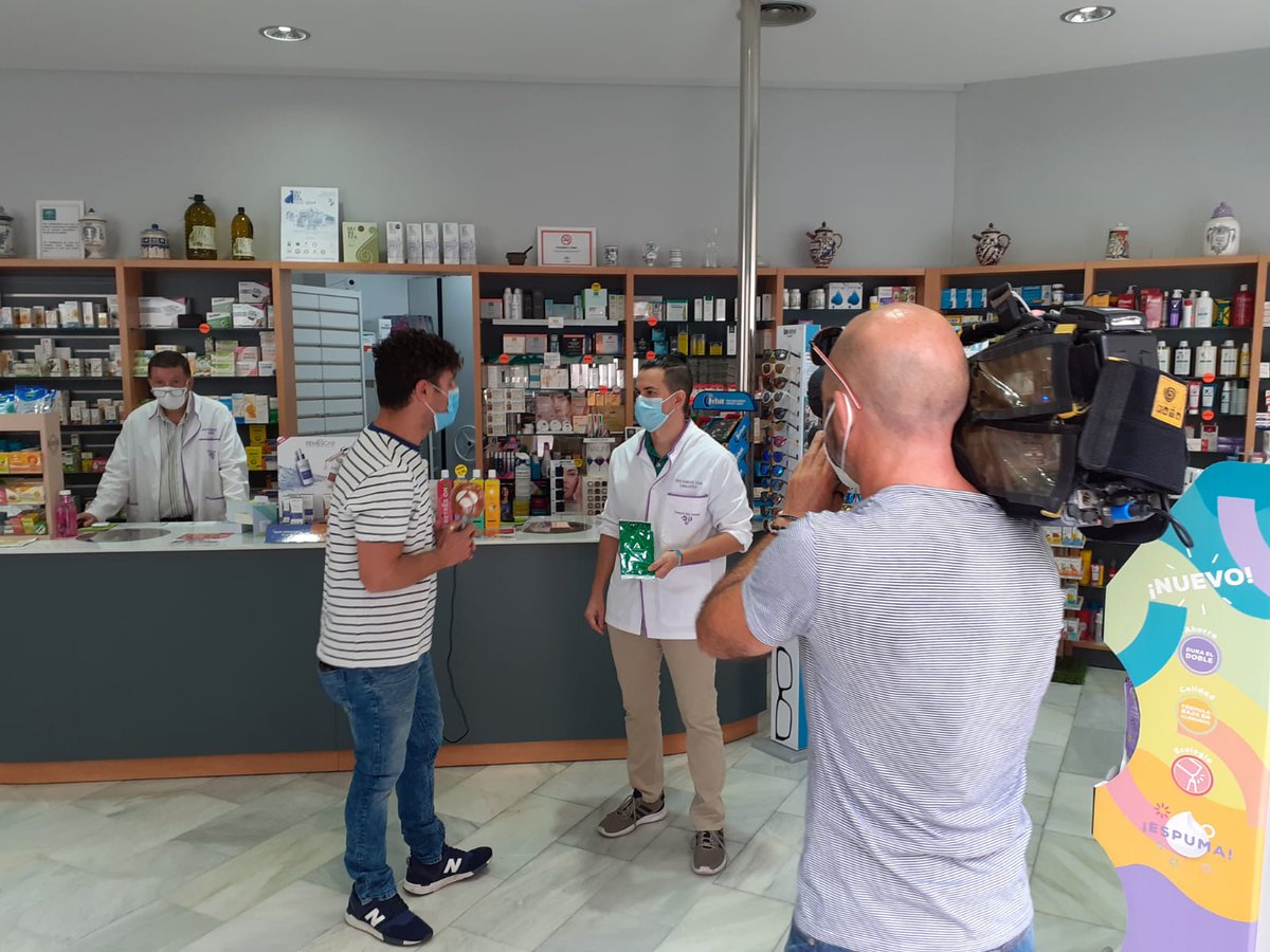 ICOFMA's tweet photo. Hoy, con motivo del inicio de la dispensación en #farmacias del kit gratuito de #mascarillas entre la población mayor de 65 años y pensionistas, @COFMalaga atiende a diversos medios de comunicación. Así lo hizo esta mañana @diegosecre, secretario de @COFMalaga, con @antena3com https://t.co/smLR2gyGSg