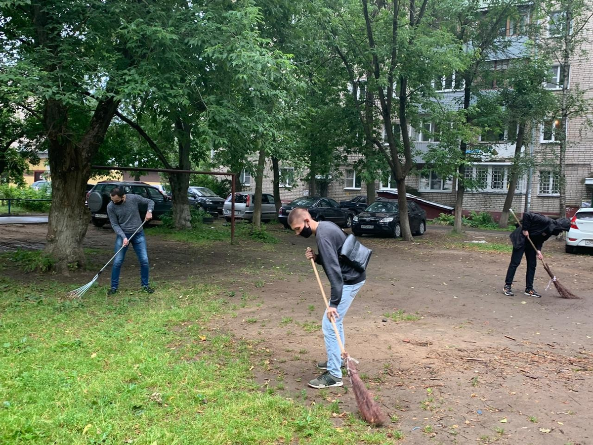 ivmger's tweet photo. Ивановские молодогвардейцы организовали субботник в одном из дворов города Иваново

Молодогвардейцы совместно с #ТОС "Лидер", а также неравнодушными жителями провели уборку придомовой территории, а также на детской площадке.

#МГЕР #МолодаяГвардия #Иваново #Экология #Субботник https://t.co/oMIaBo8gHi