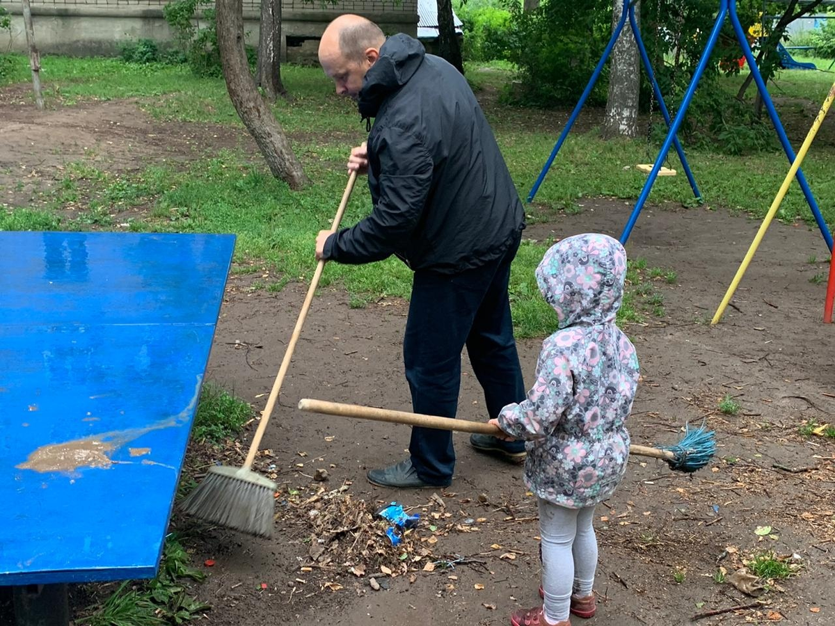 ivmger's tweet photo. Ивановские молодогвардейцы организовали субботник в одном из дворов города Иваново

Молодогвардейцы совместно с #ТОС "Лидер", а также неравнодушными жителями провели уборку придомовой территории, а также на детской площадке.

#МГЕР #МолодаяГвардия #Иваново #Экология #Субботник https://t.co/oMIaBo8gHi