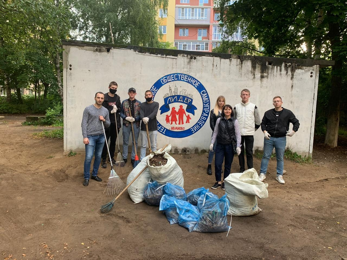 ivmger's tweet photo. Ивановские молодогвардейцы организовали субботник в одном из дворов города Иваново

Молодогвардейцы совместно с #ТОС "Лидер", а также неравнодушными жителями провели уборку придомовой территории, а также на детской площадке.

#МГЕР #МолодаяГвардия #Иваново #Экология #Субботник https://t.co/oMIaBo8gHi