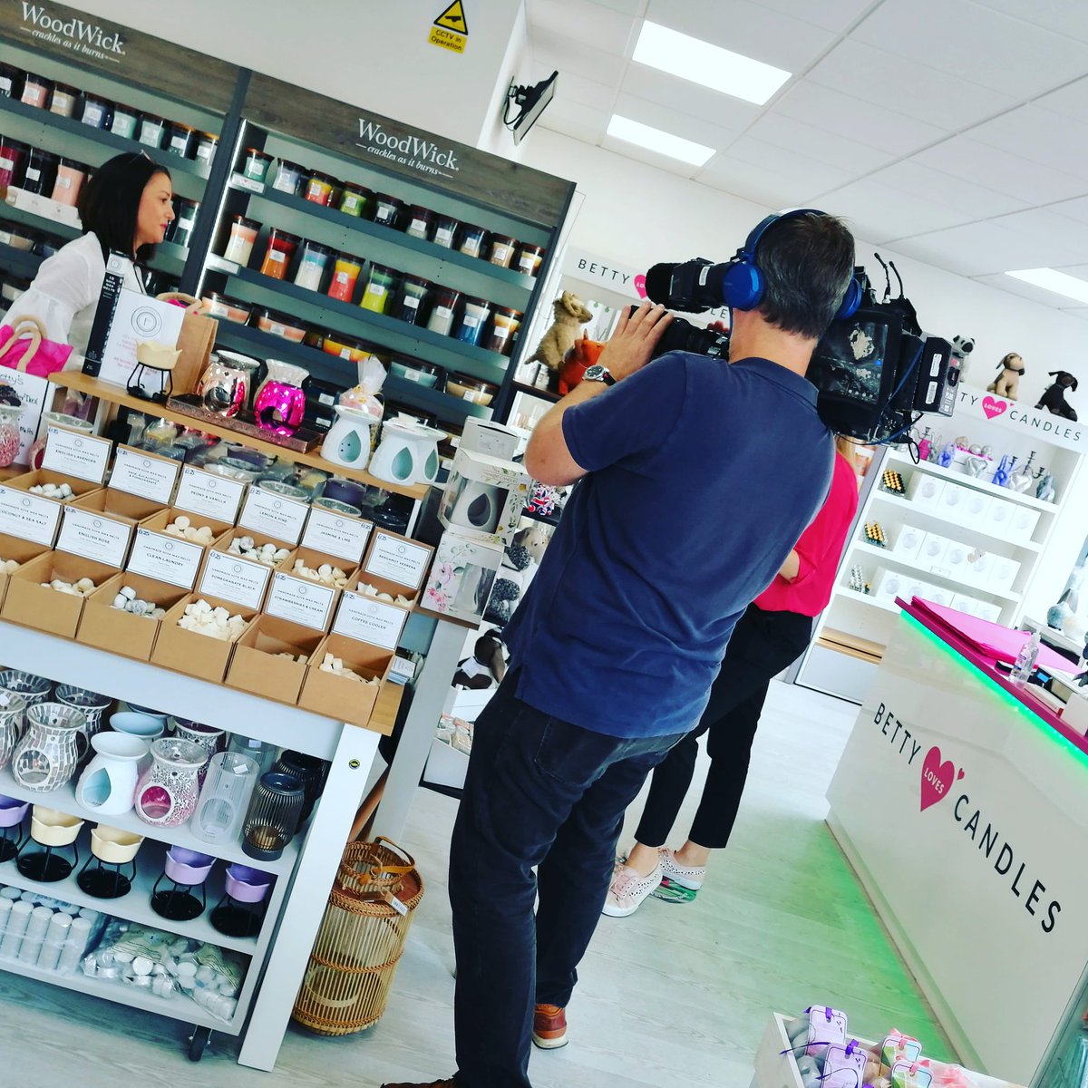 trinitywalk's tweet photo. Great to have national BBC News at Six filming here at #TrinityWalk talking about face coverings becoming law in shops from Friday. Tania from @bettyxcandles chatting about how she'll make it work π
#Wakefield #OpenForBusiness #SafelyDoesIt https://t.co/j0r8V21Wxx