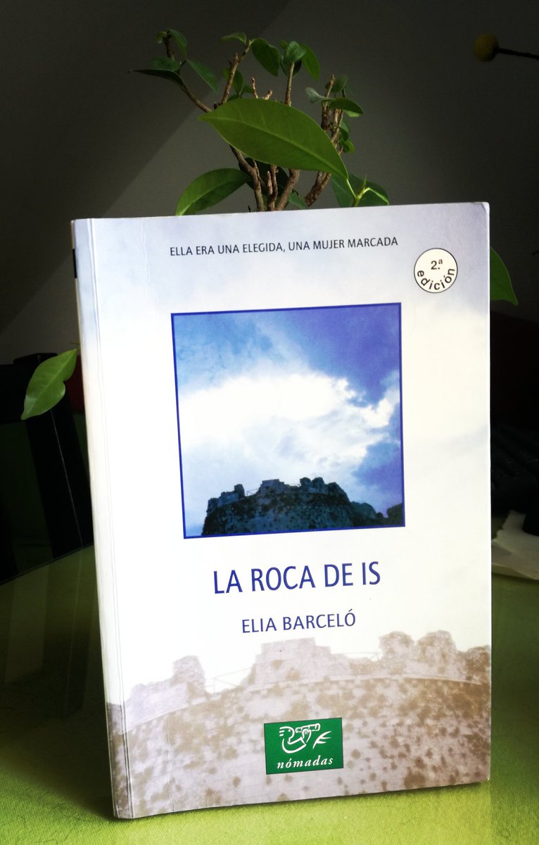 aFuegoAmigo's tweet photo. La Roca de Is es una maravilla, punto.
Y, probablemente no sea la mejor novela de @elia_barcelo, pero su manera de relatar te mece de una forma que te atrapa y te marca.
Y, díganme si la magia de la literatura no es eso, meterse en la historia y acabar calada hasta los huesos... https://t.co/HUApPnChZp