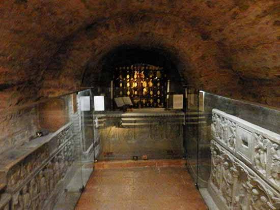 4 Throughout the year the skull is kept in the crypt of the basilica, behind her alabaster sarcophagus (yes) and that of Cedonus, the blind man Jesus healed (yes) and Maximin, one of Jesus' 72 disciples (yes).