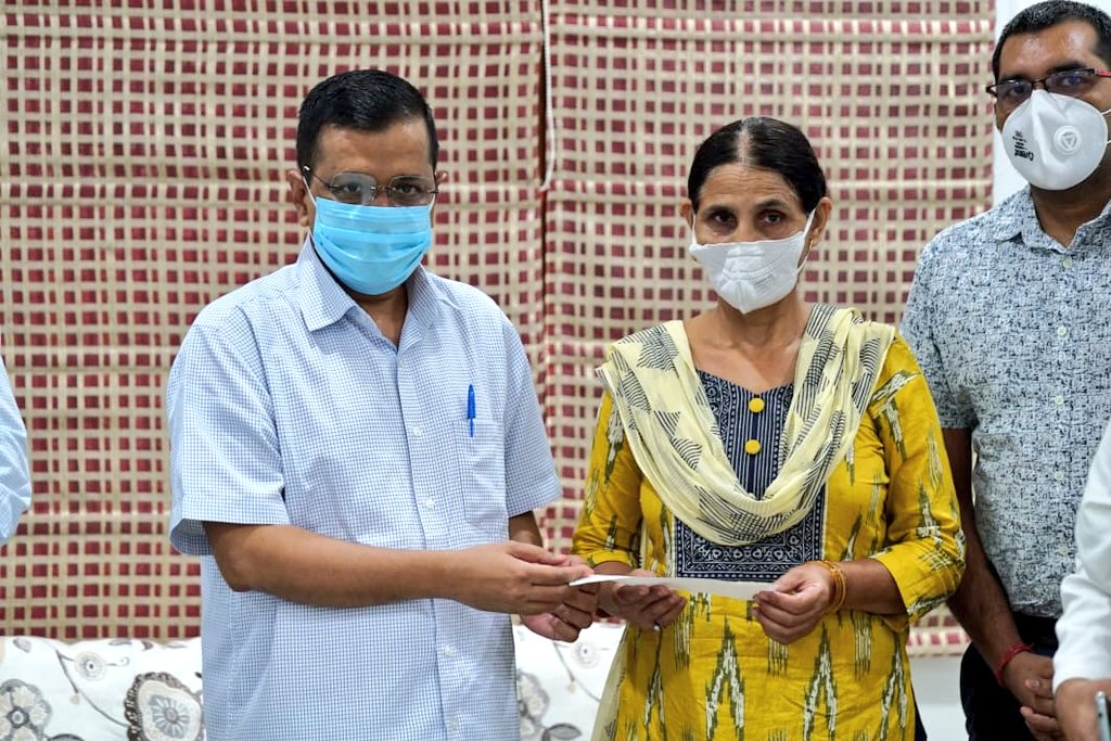 ArvindKejriwal's tweet photo. Met the family of Late Sh. Charan Singh ji, who passed away in the course of his Covid duty. He was a Technical Supervisor at our LNJP Hospital. 

Delhi govt has provided financial assistance of ₹ 1 cr to his family. It is the least we can do for our Corona warriors. https://t.co/VwgMnmA83Q
