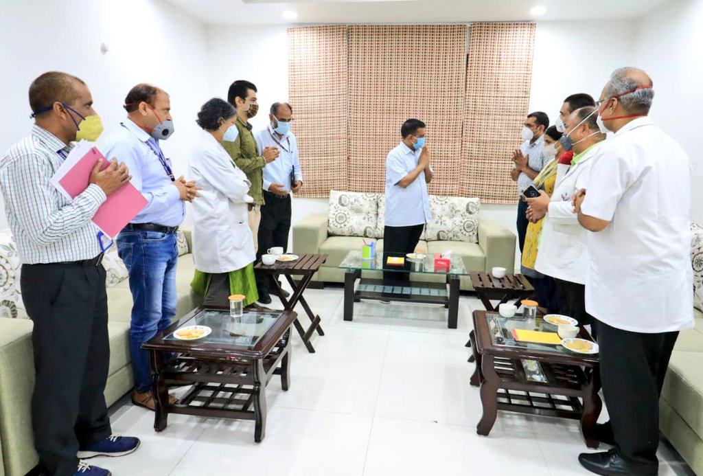 ArvindKejriwal's tweet photo. Met the family of Late Sh. Charan Singh ji, who passed away in the course of his Covid duty. He was a Technical Supervisor at our LNJP Hospital. 

Delhi govt has provided financial assistance of ₹ 1 cr to his family. It is the least we can do for our Corona warriors. https://t.co/VwgMnmA83Q