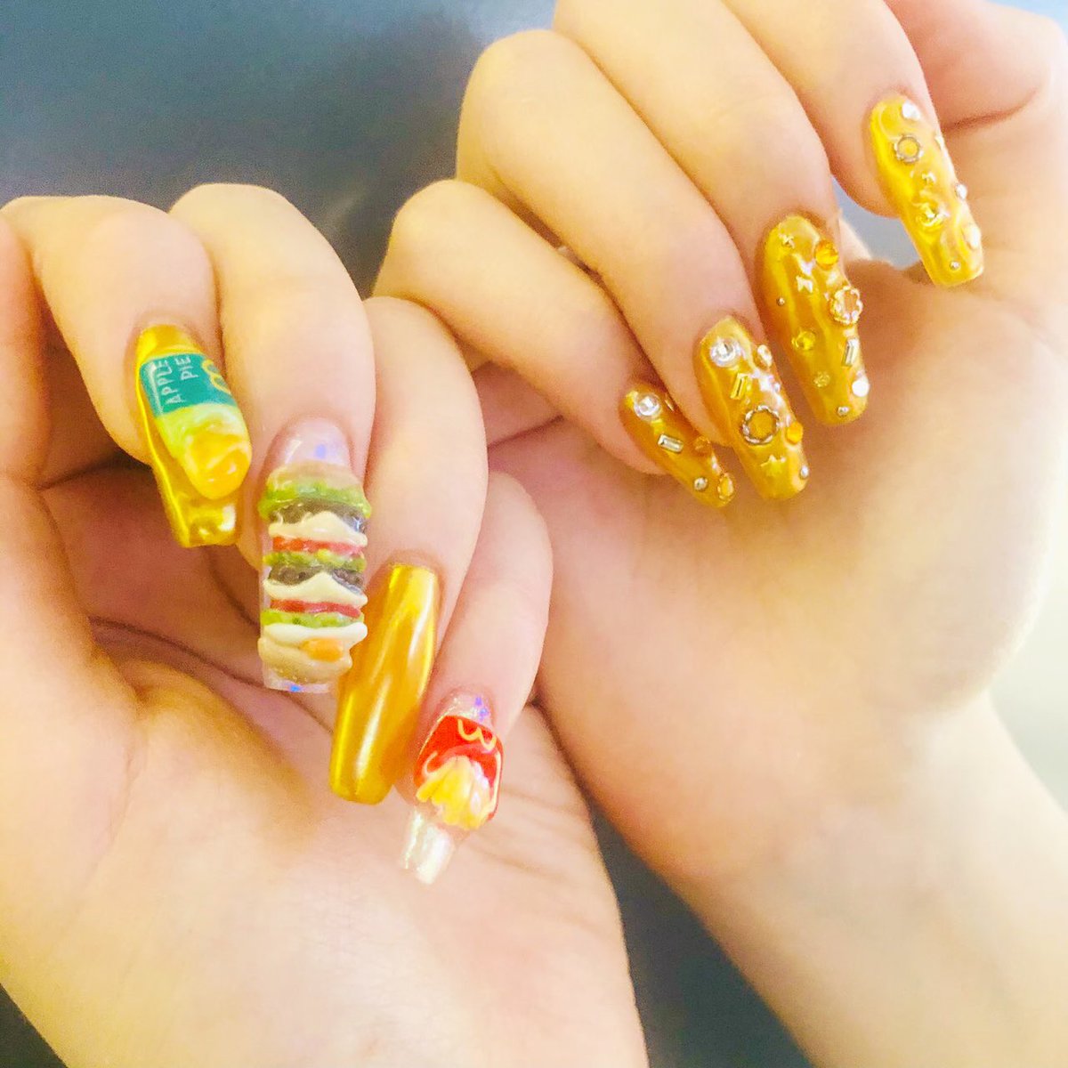 nail_terra's tweet photo. #ハンバーガーネイル🍔#🍔❤️
担当:江口&勝江
#ロングネイル
#3dパーツ
#macdonalds🍟
#バーガーネイル
#macnail
#お洒落さんと繋がりたい
#ギャルネイル
#アメコミネイル
#トレンドネイル
#夏ネイル
#ネイルデザイン
#ロングスカ
#ミラーネイルゴールド
#ゴテゴテ https://t.co/YGJG5Nbiwa