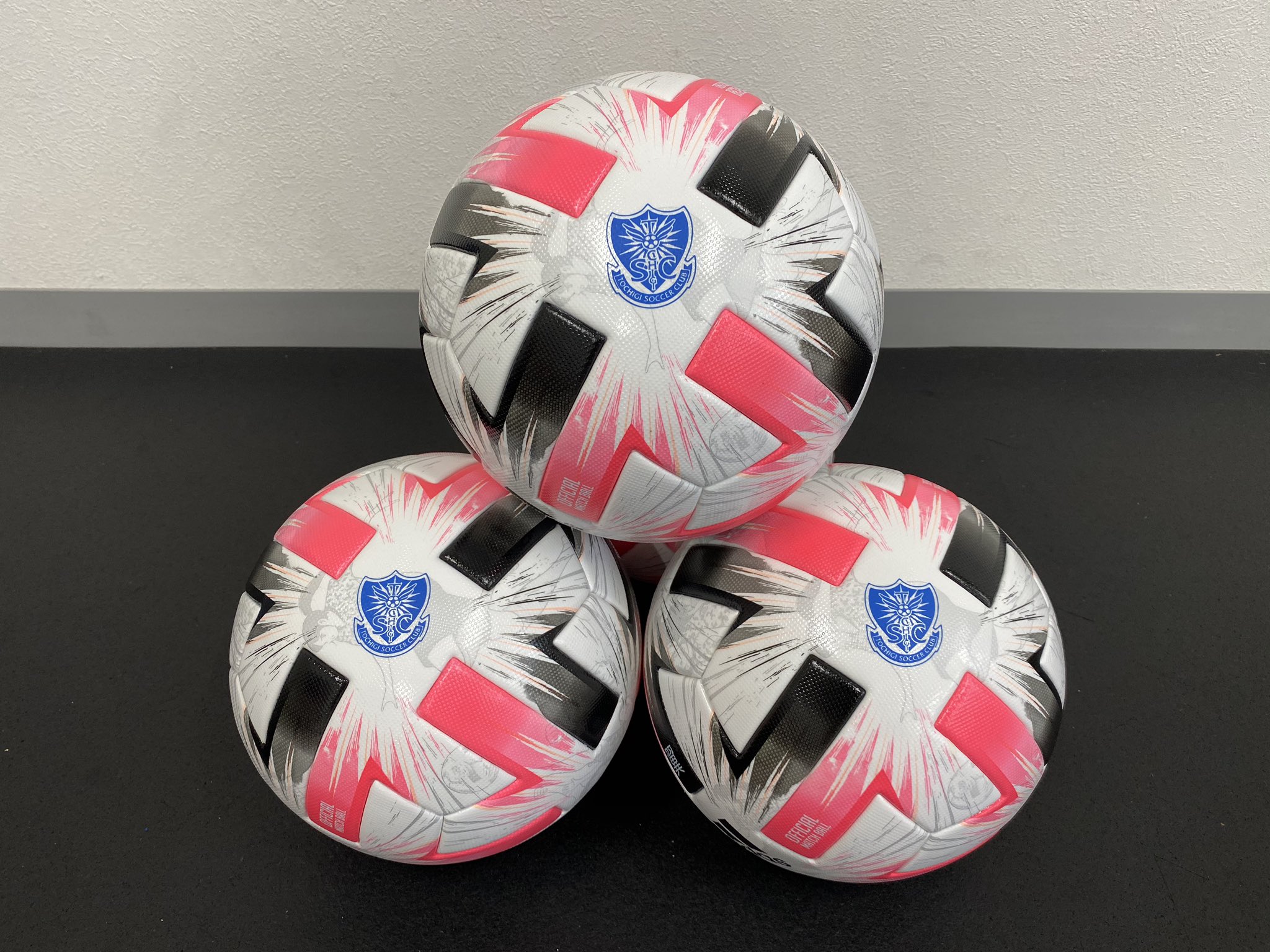 人見俊輔 New Ball 今週末からリーグ戦のボールがモデルチェンジです 斬新なデザイン Jリーグ サッカーボール Adidas Tsubasapro キャプテン翼 ボールは友達 T Co 9w05jtzzce Twitter
