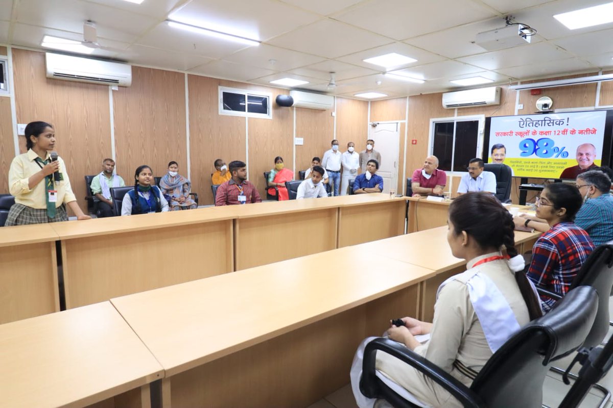 AamAadmiParty's tweet photo. Hon'ble CM Shri @ArvindKejriwal and Hon'ble Dy CM Shri @msisodia interacted with the high performing Class 12 students of Delhi Govt schools. https://t.co/5g0WpYqL2Q