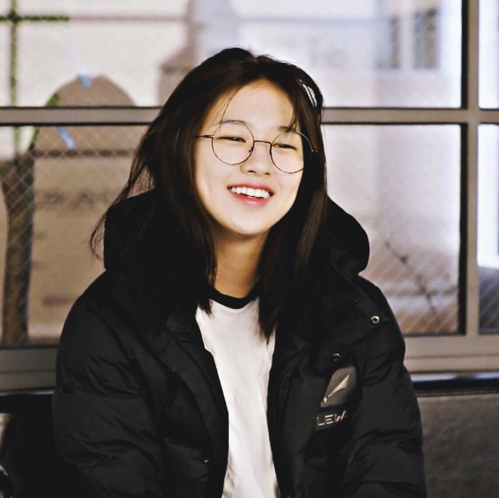 ahn yujin in specs --- a very important thread.