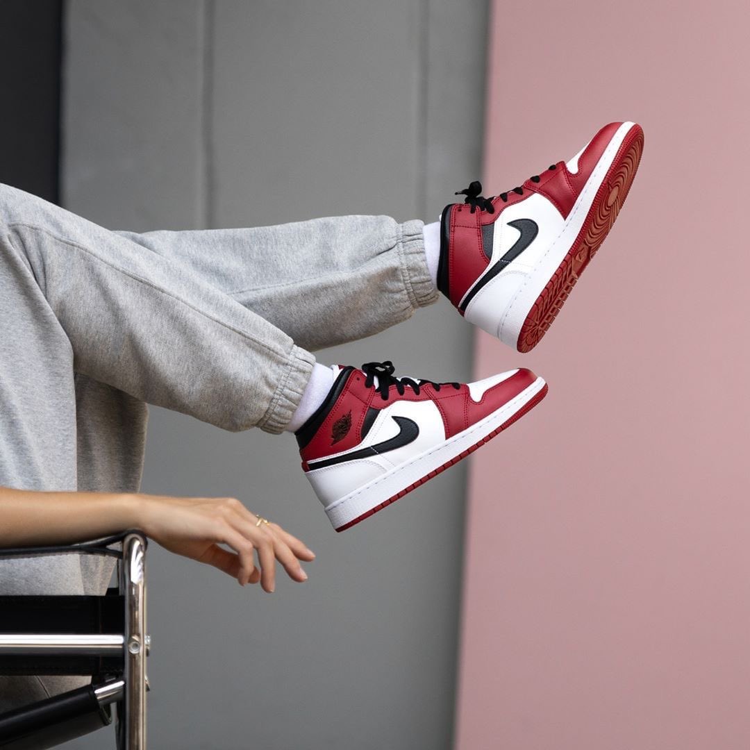 LimitedRunShop's tweet photo. JUST DROPPED! We have seen our fair share of various AJ1 Mid iterations in the last few months and these Chicago white heels are no different. Available now in GS sizes, secure yours over at https://t.co/PMrvK55sFg
📸: @thesolesupplier
#LimitedRunShop #ChicagoWhiteHeel #AJ1Mid https://t.co/vrOqbfnWma