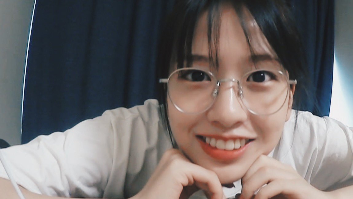 ahn yujin in specs --- a very important thread.