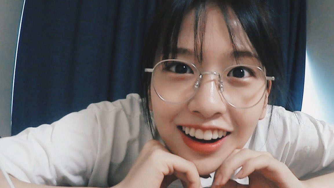 ahn yujin in specs --- a very important thread.