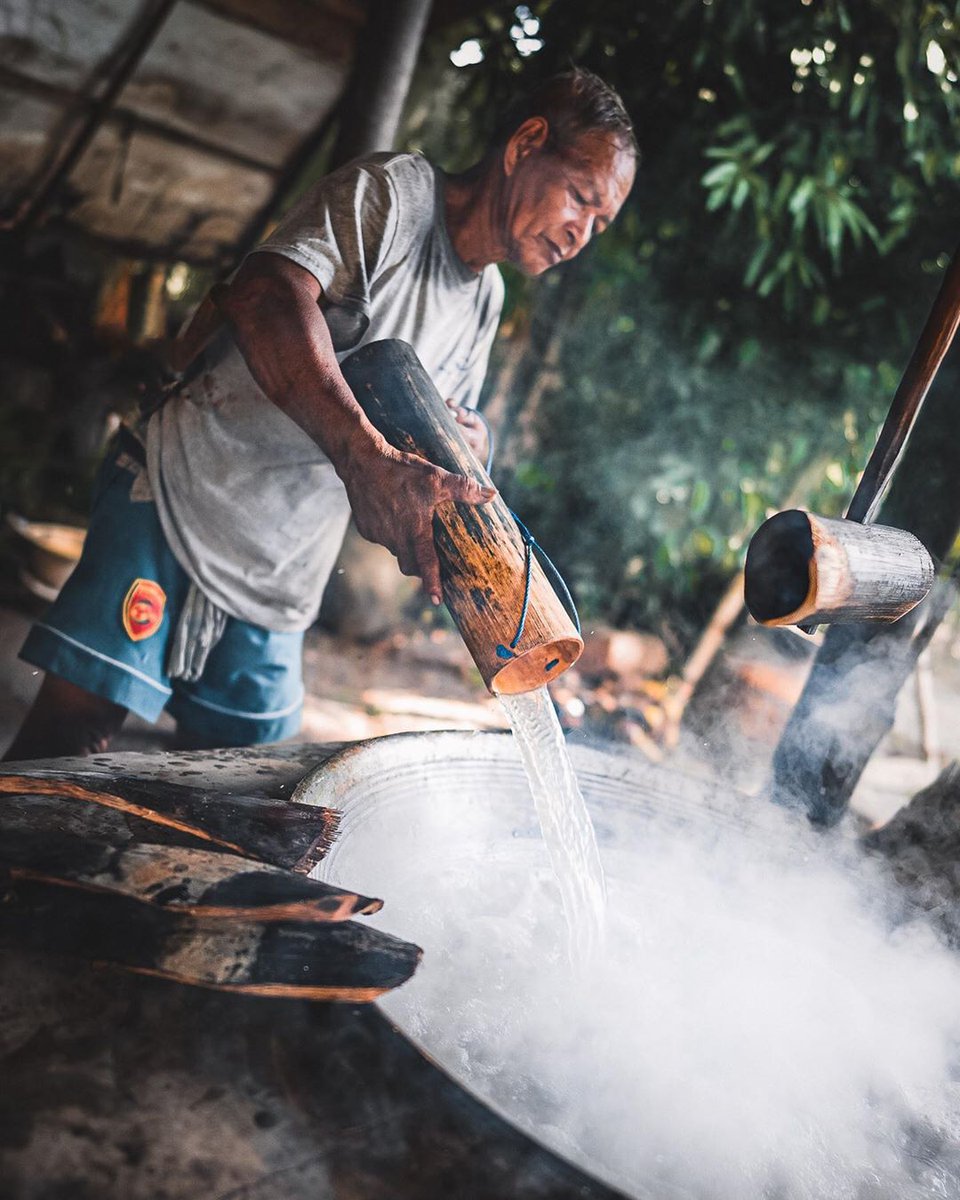 AmazingThai_NL's tweet image. Vloeistof uit de suikerpalm + 🔥  = pure suiker. Gaaf he?

Foto: jeroenvisuals

#AmazingThailand #SugarPalm #IMissThailand #ADayInThailand #ThailandTravel