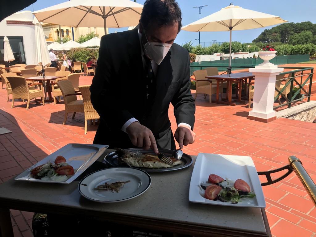el_tenis's tweet photo. Maestría de nuestro #maitre, máxima calidad en los manjares preparados por los cocineros y el ambiente exclusivo de la #RSTM
Qué más se puede pedir?
#veranoenSantander #veranoenCantabria #veranoenlaRSTM #restauracion #ambienteexclusivo #calidad
#siempreunidosRSTenismagdalena https://t.co/iB7kJrVFdd
