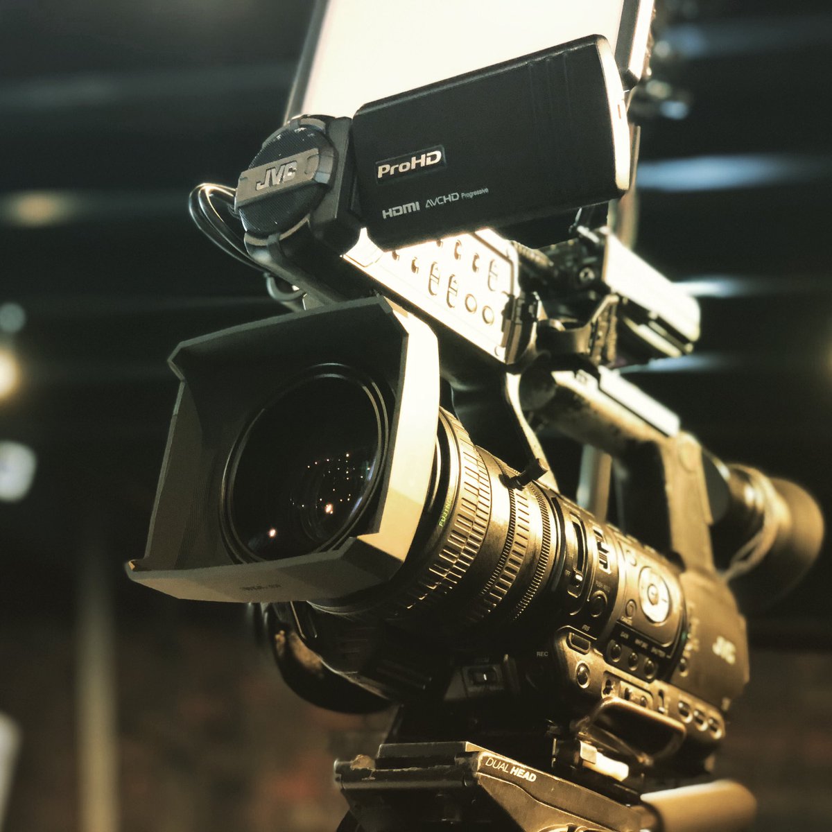 TimecodeLab's tweet photo. 本日はレギュラーのデジロケ。
いつものHM660に2波スタイルで、現場です。
#JVC #HM660 #P03D
#レギュラーのお仕事は有難い
#写真は未加工 https://t.co/YfE1FfUjir