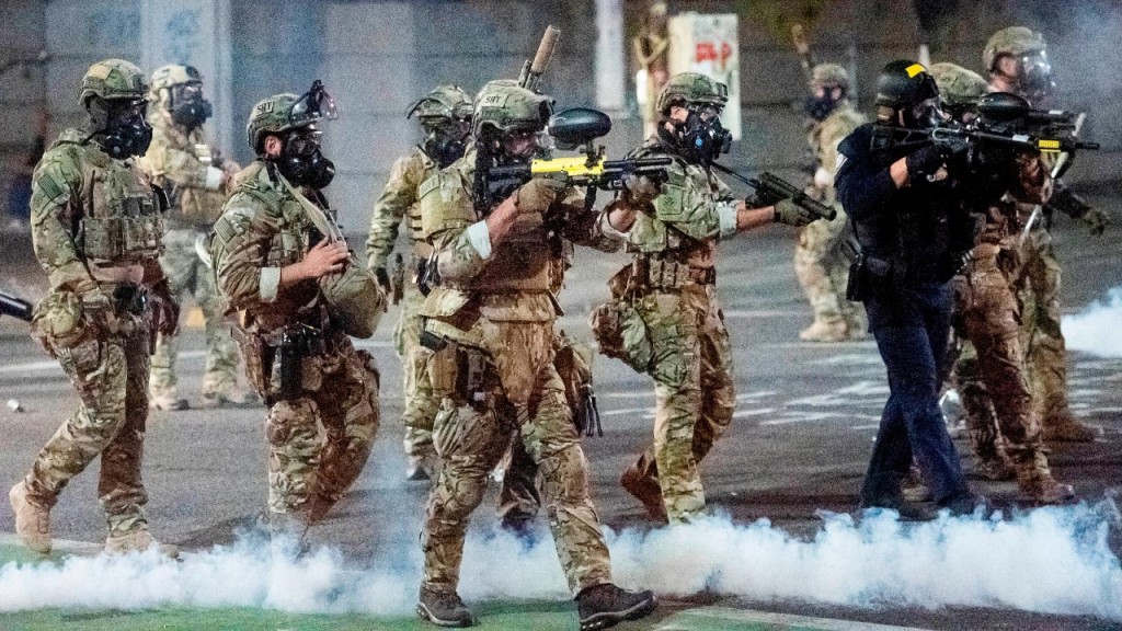 US Marshal SOG in  #PortlandRiots, using a PepperBall TAC-SF and HK69A1 grenade launcher. Also another agent with a FN-303 (forgot to attach the pic)