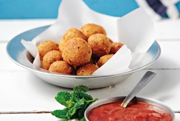 argirogr's tweet image. Τραγανός μεζές με ζουμερή καρδιά από τυρί 😋 Φτιάξε αυτές τις τυροκροκέτες και θα γλείφεις τα δάχτυλά σου ✌️
👉 ow.ly/2xh230qZXlp
#recipeoftheday #argirobarbarigou #cheeseballs #greekcuisine