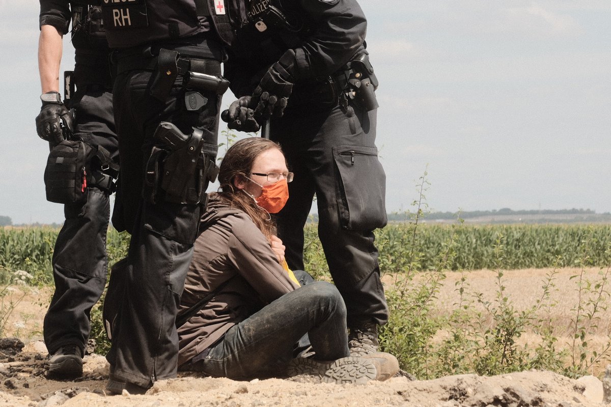 Junep_A's tweet photo. Ihr könnt unsere Blockade auflösen, aber nicht unsere Widerstandskraft. Wir werden immer wiederkommen, bis #AlleDörferBleiben. Gemeinsam mit vielen anderen Menschen und Gruppen werden wir für eine klimagerechte Zukunft streiten, bis wir gewonnen haben. #KeinenMeter #L277 https://t.co/16MNkJkf31