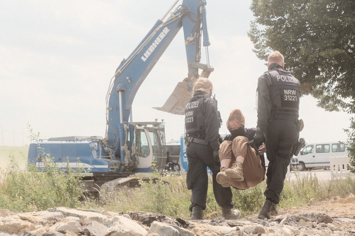 Junep_A's tweet photo. Ihr könnt unsere Blockade auflösen, aber nicht unsere Widerstandskraft. Wir werden immer wiederkommen, bis #AlleDörferBleiben. Gemeinsam mit vielen anderen Menschen und Gruppen werden wir für eine klimagerechte Zukunft streiten, bis wir gewonnen haben. #KeinenMeter #L277 https://t.co/16MNkJkf31