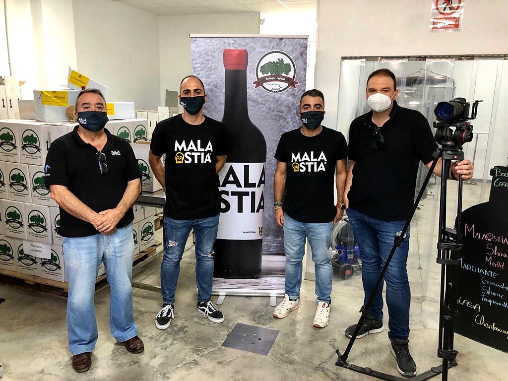 bodegascefrian's tweet photo. Hoy ha visitado nuestra bodega Europa Press, han realizado una grabación para la próxima campaña de Correos Market, una vez más orgullos@s de poner a Jamilena donde se merece, en lo más alto.
Bodegas Cefrián, orgullos@s de nuestro pueblo. https://t.co/0nA0IHUlLb