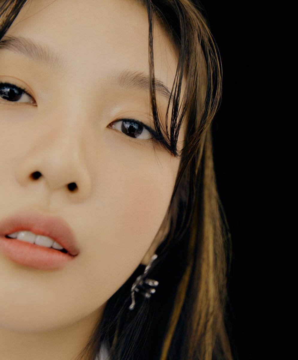 joystgrm's tweet photo. [INSTAGRAM POST] - 4P

@.singlesmagazine 🖤
https://t.co/T9Q7D7zDJD

#RedVelvet #레드벨벳 #Joy #조이 #RVF @RVsmtown 
200722 · 20:23:53 KST https://t.co/UPe3V8qpwf