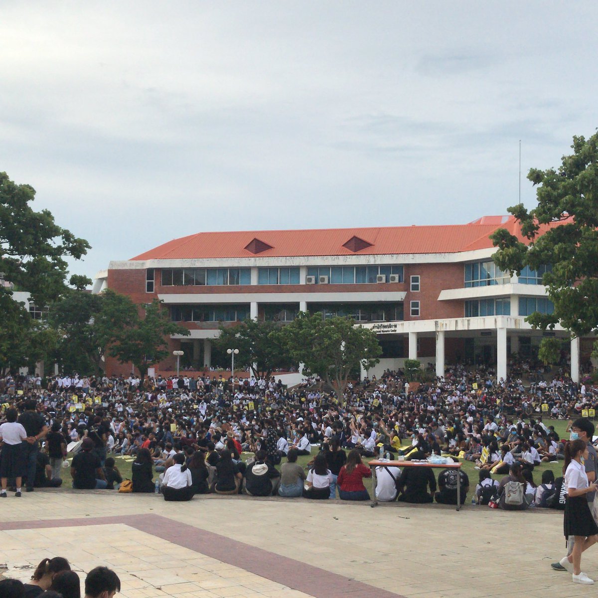 nefj92's tweet photo. บรรยากาศสุดยอด คนเยอะมากๆ
ทั้งที่แหลมแท่นและลานแปดเหลี่ยม
#คนชลไม่ทนอีกแล้ว #อีสานสิบ่ทน https://t.co/4GrE9Sqlkl