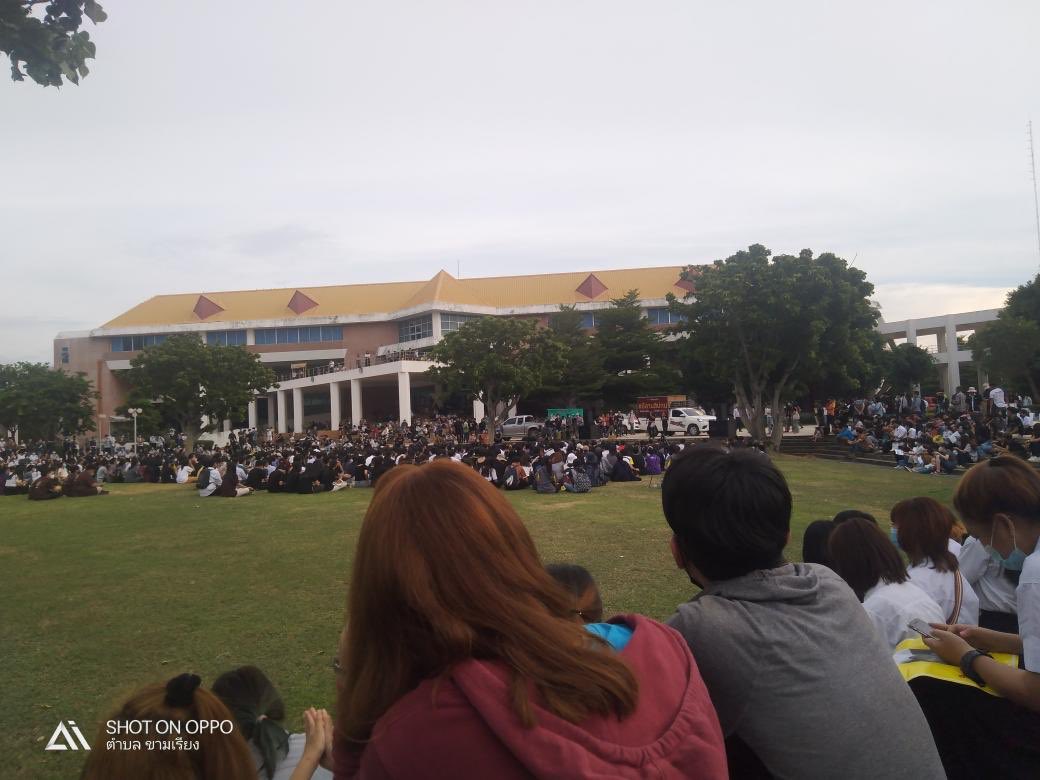nefj92's tweet photo. บรรยากาศสุดยอด คนเยอะมากๆ
ทั้งที่แหลมแท่นและลานแปดเหลี่ยม
#คนชลไม่ทนอีกแล้ว #อีสานสิบ่ทน https://t.co/4GrE9Sqlkl