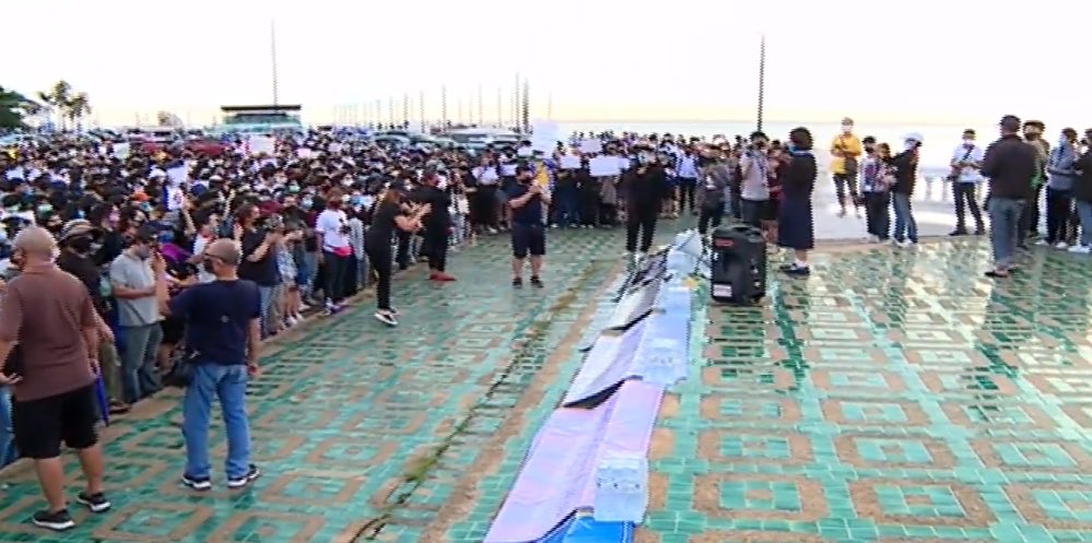 nefj92's tweet photo. บรรยากาศสุดยอด คนเยอะมากๆ
ทั้งที่แหลมแท่นและลานแปดเหลี่ยม
#คนชลไม่ทนอีกแล้ว #อีสานสิบ่ทน https://t.co/4GrE9Sqlkl