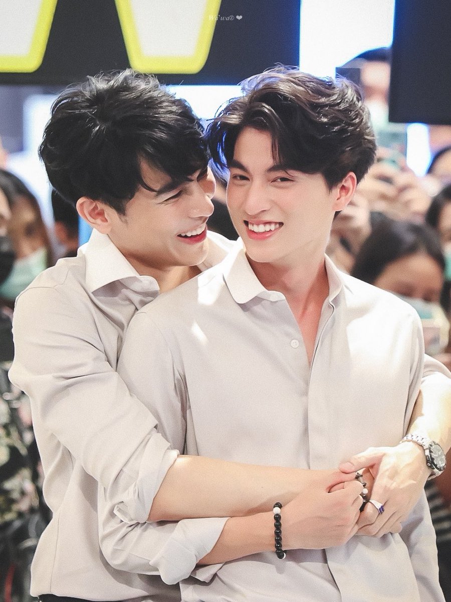 Wa_wazz's tweet photo. “พีน้อ่ง” (ไม่จริง) เขาก็จะกอดกัน สัมผัสกันประมาณนี้แหละค่ะ 😜

#หวานใจมิวกลัฟ 
#MewGulf
#MewSuppasit 
#GulfKanawut https://t.co/GQMLVDjMjJ