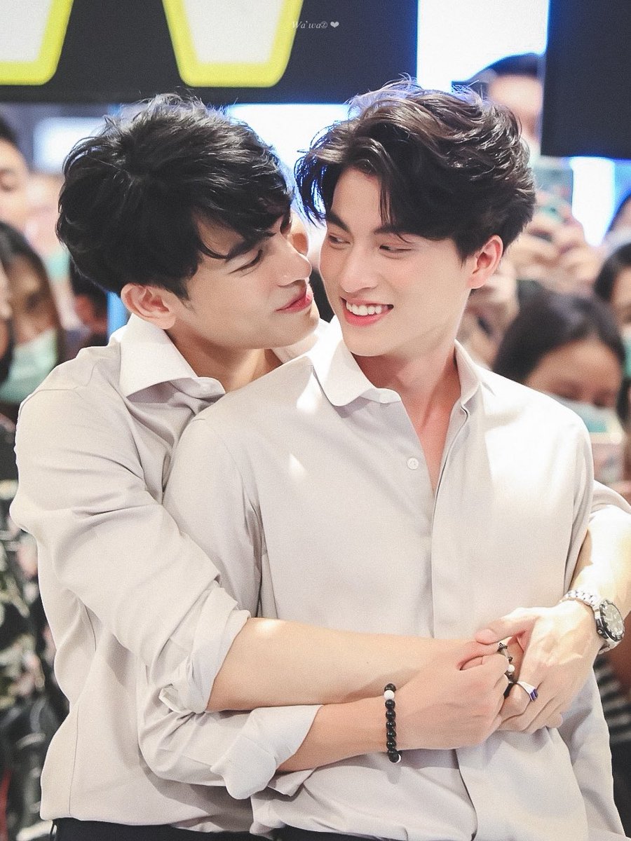 Wa_wazz's tweet photo. “พีน้อ่ง” (ไม่จริง) เขาก็จะกอดกัน สัมผัสกันประมาณนี้แหละค่ะ 😜

#หวานใจมิวกลัฟ 
#MewGulf
#MewSuppasit 
#GulfKanawut https://t.co/GQMLVDjMjJ