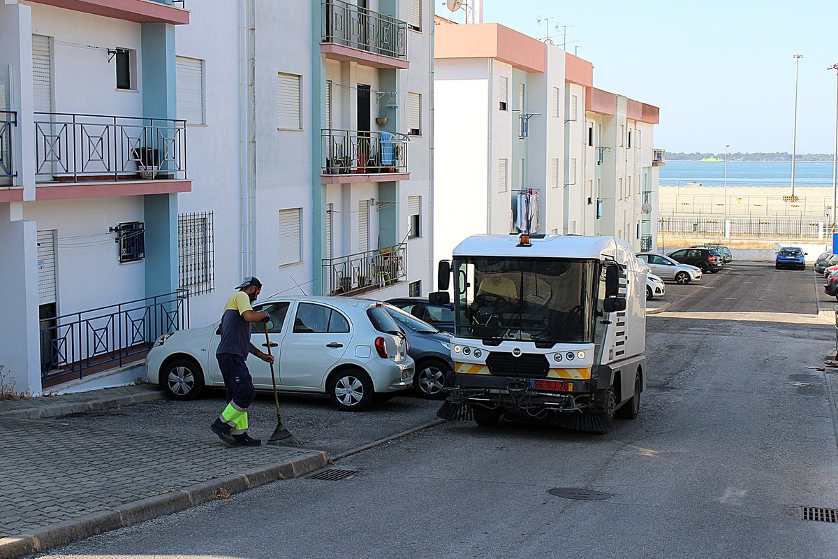 jfsaosebastiao's tweet photo. Limpeza da via pública🧹na urbanização Vila Maria 🏘 #freguesiadubocage #JFSS #limpeza #vilamaria https://t.co/Mw6RN7T3Ux