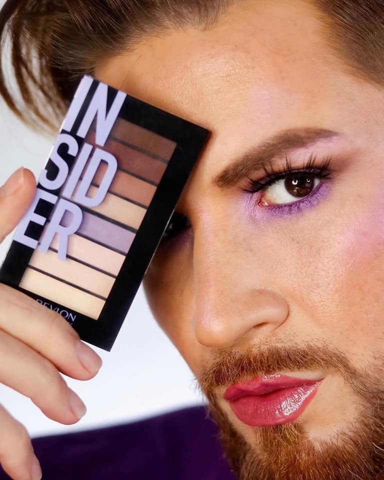 RevlonPHL's tweet photo. An Insider look with @charlixboi 💜
#Looksbook Palette in Insider (940) has 8 coordinated colors packed with personality and color payoff that wears up to 24 hours. https://t.co/pWxpjmLrf2
