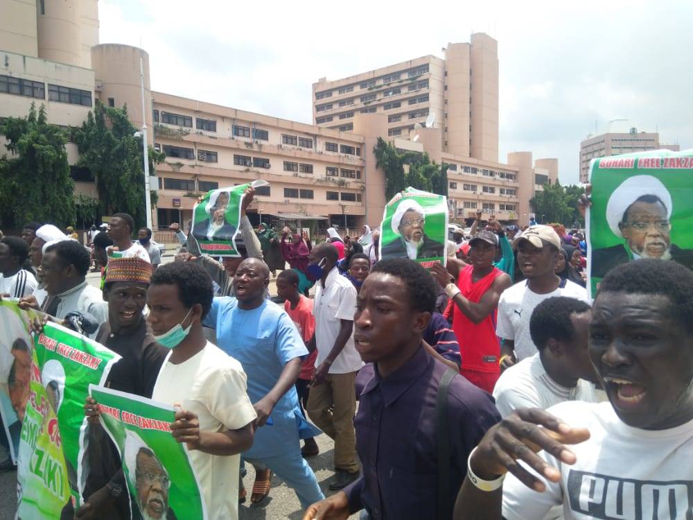 SZakzakyOffice's tweet photo. Followers of Sheikh Ibraheem Zakzaky staged #FreeZakzaky protest in commemoration of 1-year anniversary of Federal Secretariat killings by Nigerian securities, which they killed dozens of peaceful protesters. The first since 22/7/2019, at the Secretariat. 

22/07/2020. https://t.co/3yjMMdn3JI