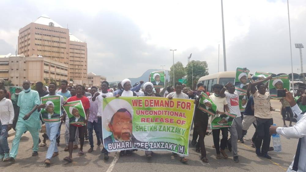 SZakzakyOffice's tweet photo. Followers of Sheikh Ibraheem Zakzaky staged #FreeZakzaky protest in commemoration of 1-year anniversary of Federal Secretariat killings by Nigerian securities, which they killed dozens of peaceful protesters. The first since 22/7/2019, at the Secretariat. 

22/07/2020. https://t.co/3yjMMdn3JI