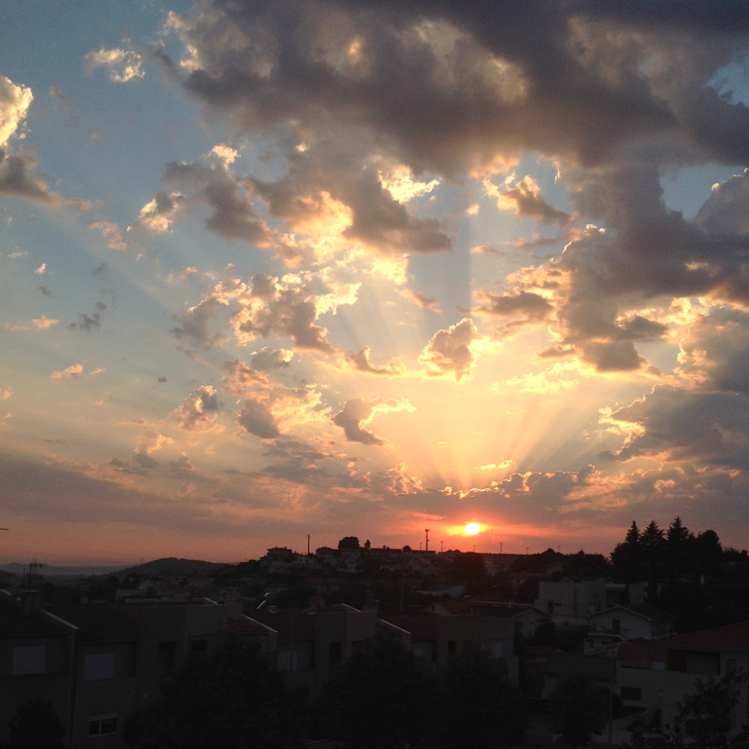 LuisNelas's tweet photo. Yesterdays's end of the day view from my room. #endoftheday #fimdedia #photography #nikon #Fotografia #Braga #Portugal #nikond5600 #nikonportugal https://t.co/KZm7HodALt