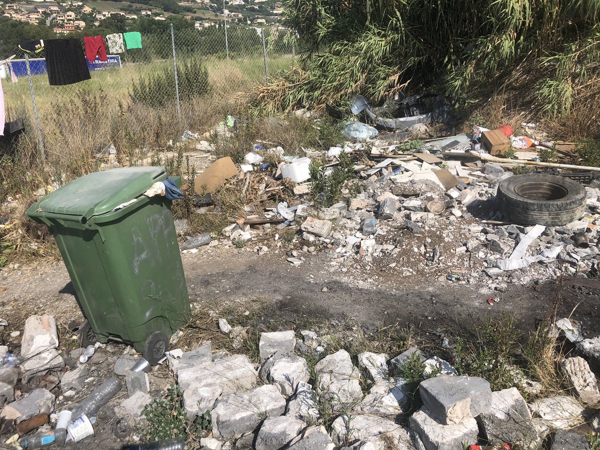 bailetmonique's tweet photo. Grâce à l’action de @cestrosi et @anthony_borre , le campement du Bd Luciano a pu enfin être évacué.
Merci aux équipes des police municipale, Propreté et Collecte investis dans les rudes opérations de sécurisation et d’évacuation des dépôts et immondices accumulés #nice2020 https://t.co/x0k2IHwfG6