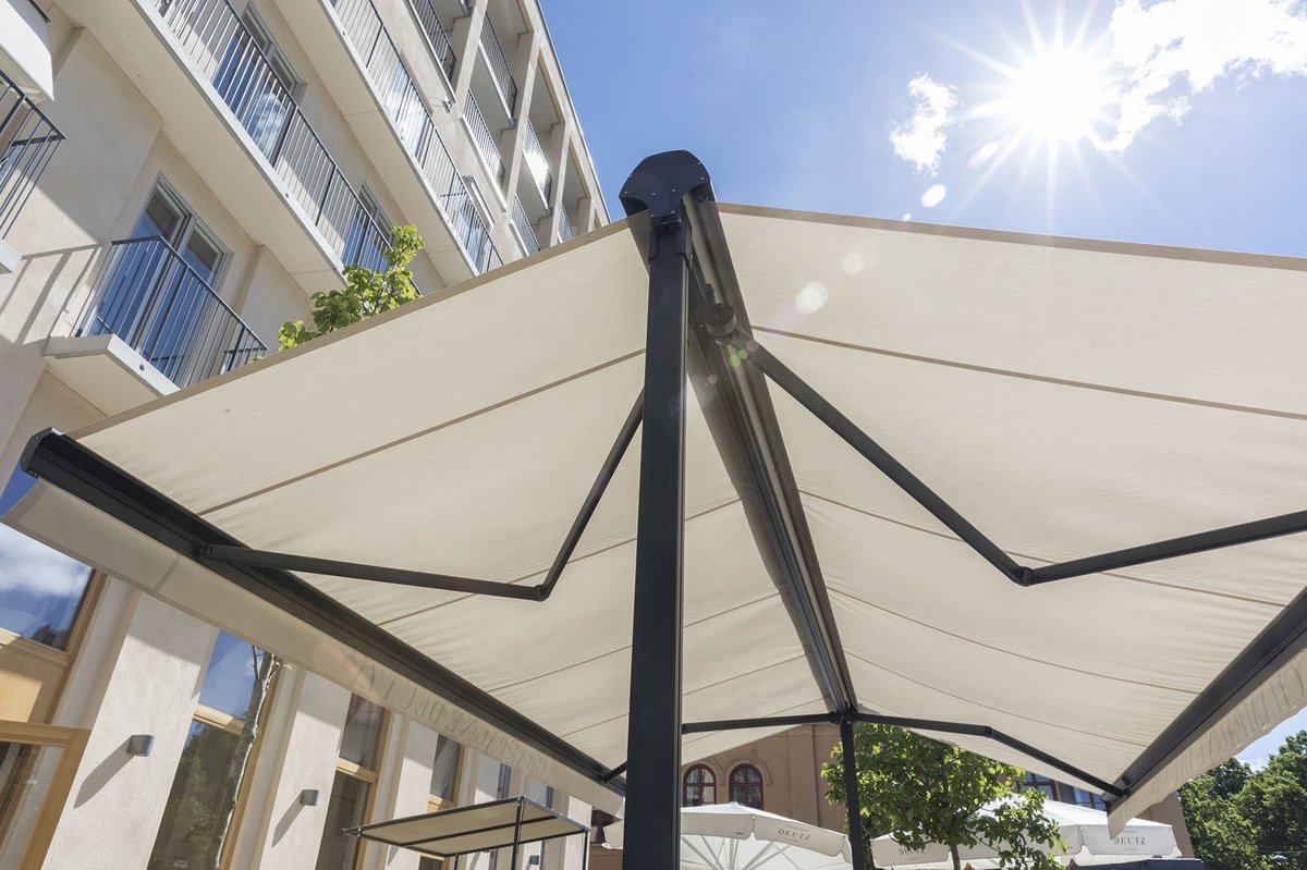 Het Ponto Doble zonnescherm van @LuxaflexNL ziet er robuust uit. Het zijn twee vrijstaande dubbele knikarmschermen, ontworpen voor grote terrassen en open ruimtes bij huizen, restaurants, cafés en scholen. De zonwering zorgt voor veel zonwering voor de zonnige dagen.