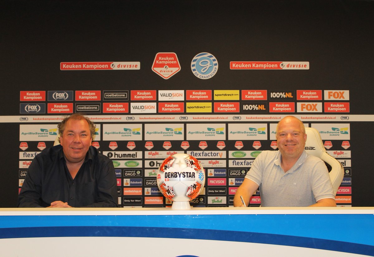 Eigenaar Mark Jansen van Horeca Totaalcentrum De Kruisberg in Doetinchem heeft het sponsorcontract bij De Graafschap met drie seizoenen verlengd. Op de foto ondertekenen Mark Jansen en Algemeen Directeur van De Graafschap, Hans Martijn Ostendorp het sponsorcontract.