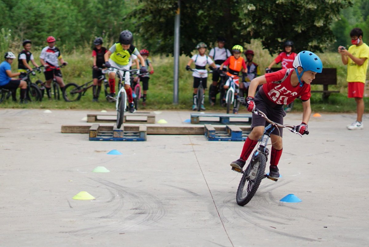 levelciclisme's tweet photo. Aquells moments 🔝 quan els grans i els petits fan equip i comparteixen activitat 😍 #EstiuLevel #EscolaTrial #Osona #Ciclisme @AjSantPere @ciclismecat https://t.co/HBFvcuhKn2