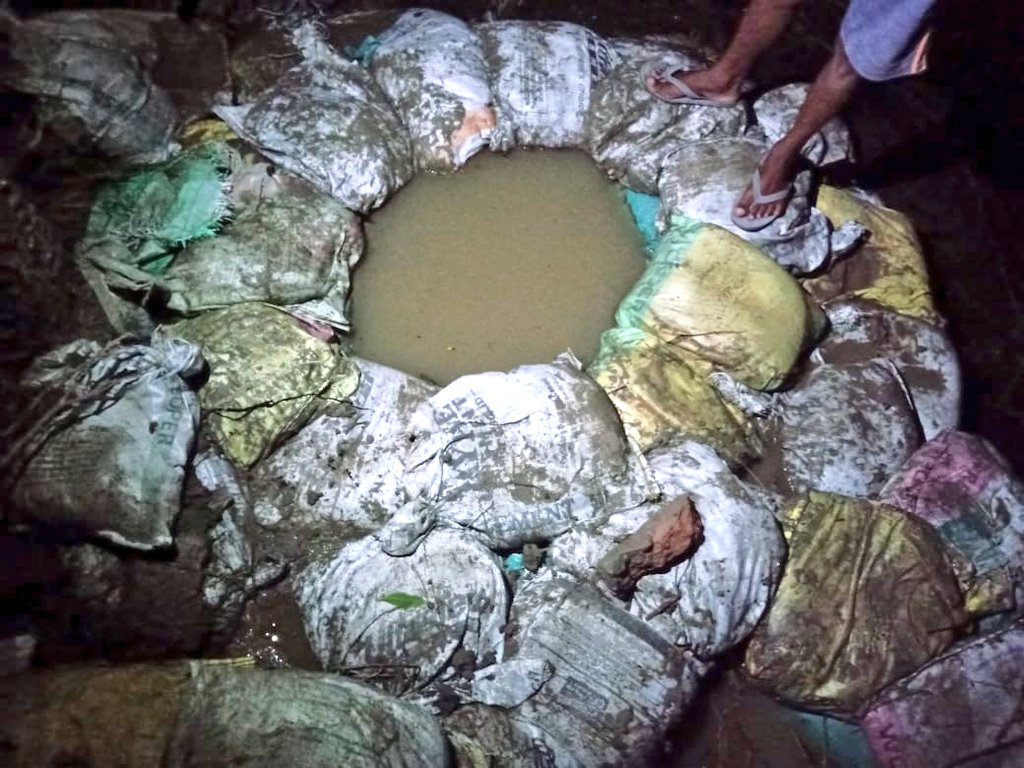 WRD_Bihar's tweet photo. The department wasted no time and immediately repaired it.
This is just one of the many such piping, seepage, rain cuts detected and repaired by the department on time.
#FloodFightingWork
@NitishKumar @SanjayJhaBihar
@sanjeev_hans97 @IPRD_Bihar @MoJSDoWRRDGR https://t.co/qkeOnqwu9i