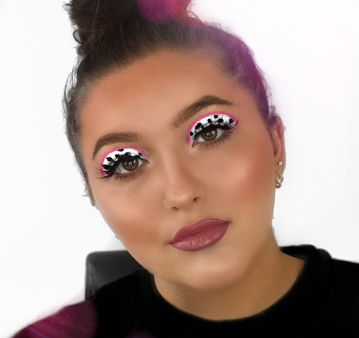 XmakeupCharlie's tweet photo. The Idea VS The Look 🤍🐮
#cowmakeup #drawmymakeup #makeupdrawing https://t.co/9Ull72P5VK