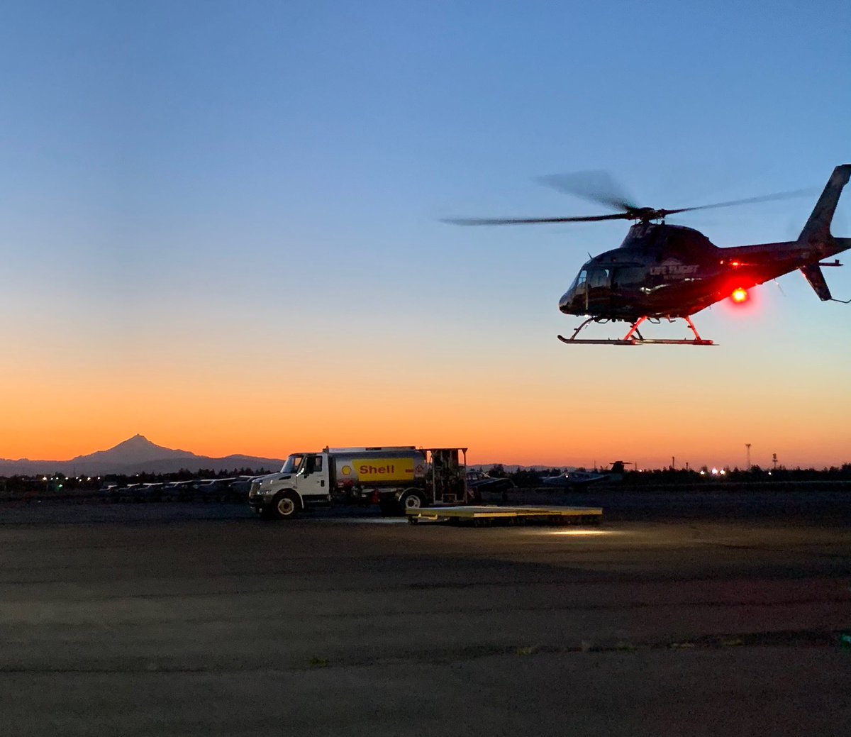 LifeFlightNtwrk's tweet photo. Pilot Wes W. at Life Flight 11 took this image as the team was returning back to base after a #transport.
#ThereWhenYouNeedUs #AirMedical #AirMedicalCare #ComingHome #ReturnToBase https://t.co/hDKek0pgDI
