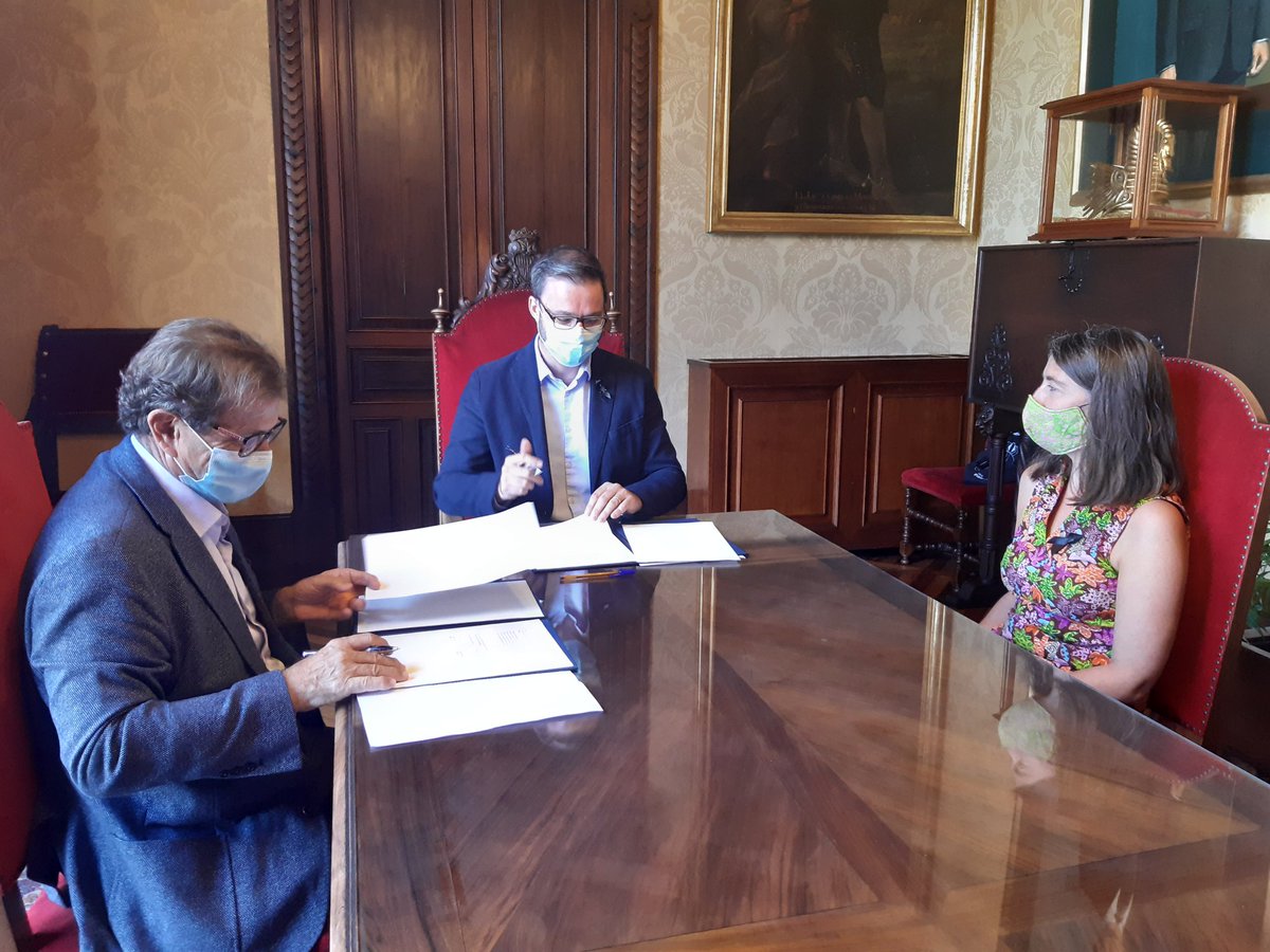 Neustru's tweet photo. Diversificació econòmica. Avui hem signat un protocol @ajuntpalma @UIBuniversitat per cooperar en el futur Districte Innovació Llevant. 
Acostar la universitat als barris i vincular formació amb sectors productius com les energies renovables, la cultura o la investigació https://t.co/XmHYVHi6lc
